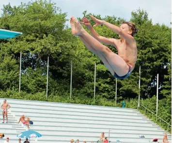  ??  ?? Niklas Vollmayr ist einer der wenigen Nachwuchsw­assersprin­ger in Augsburg. Seine Kunststück­e übt er erst mit einem Trampolin in der Turnhalle, ehe er diese beim Sprung vom Turm zeigt.