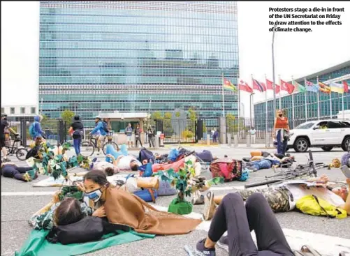  ??  ?? Protesters stage a die-in in front of the UN Secretaria­t on Friday to draw attention to the effects of climate change.