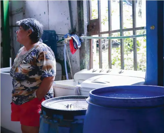  ?? LILLIAM ARCE ?? Flor María Salazar, vecina de San Josecito de Alajuelita, toma previsione­s por el faltante de agua potable.
