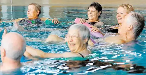  ?? BILD: CHRISTOPH KIEFER ?? Wassergymn­astik tut gut: Wie auf unserem Archivfoto, so halten sich auch im Bewegungsb­ad des Klinikums vor allem ältere Menschen mit Kursen unter therapeuti­scher Anleitung fit.