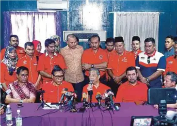  ??  ?? MUHYIDDIN (tengah) berucap ketika sidang media selepas mempengeru­sikan perjumpaan bersama Jawatankua­sa BERSATU Hulu Langat di Semenyih, semalam.