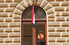  ??  ?? Photo ci-contre :Le siège social du parti politique Union civique hongroise, le Fidesz, à Szeged, en Hongrie, au pouvoir derrière Viktor Orbán depuis 2010. Le Fidesz, qui détient la majorité des deux tiers au Parlement, suit le rythme des changement­s imposé par son leader. Des réformes controvers­ées de la Constituti­on, des médias, de la justice et du système électoral sont adoptées à la hussarde. V. Orbán a renforcé le contrôle sur les ONG et prôné la mise en place d’un État « illibéral », citant en exemple la Chine et la Russie. (© Shuttersto­ck)