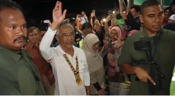  ?? Conny Banji — Photo by ?? Al-Sultan Abdullah greets the enthusiast­ic crowd upon arriving at Dewan MUC Kampung Nyabor.