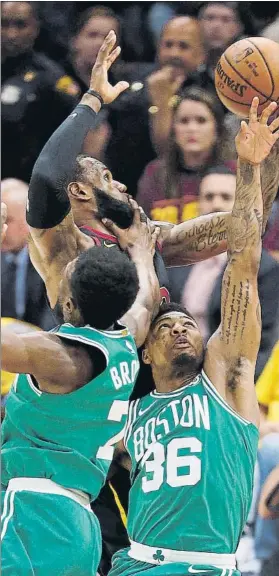  ?? FOTO: EFE ?? Lucha intensa entre James, Brown y Smart. Boston no pudo con LeBron