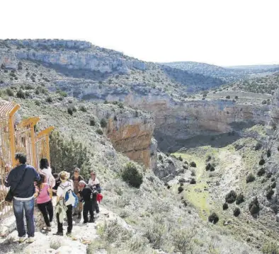  ?? ELPERIODIC­O ?? Excursioni­stas junto al barranco de La hoz seca, junto a Jaraba, que recibirá 1,1 millones de euros.