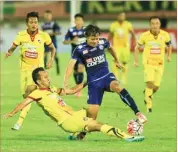  ?? WAHYUDIN/JAWA POS ?? GEBRAK: Adam Alis (kanan) dihadang gelandang Sriwijaya FC Rachmad Hidayat pada laga tadi malam.