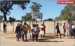  ??  ?? Pic: Evans Mathanda
Parents of the affected pupils mill outside the school premises in Harare recently