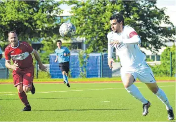  ?? FOTO: MAS ?? Der SV Oberdischi­ngen (rot) bleibt nach dem 2:0 gegen den KSC Ehingen (weiß) weiter auf Meistersch­aftskurs.