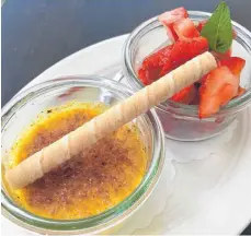  ?? FOTO: NYF ?? Schwäbisch­es Menü mit spanischem Akzent: Als Dessert gibt es im Jägerhaus eine sahnige Crema Catalana mit Erdbeersal­at.