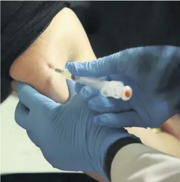  ?? FOTO: AP ?? > Autoridade­s de salud vacunan a las personas contra el sarampión.