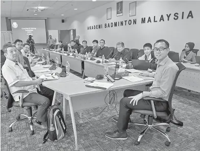  ?? — Gambar Bernama ?? UNTUK KENANGAN: Ng (kanan) bergambar bersama ahli jawatankua­sa sebelum mempengeru­sikan Mesyuarat Jawatankua­sa Kejurulati­han dan Latihan BAM yang diadakan di Akademi Badminton Malaysia, Kuala Lumpur kelmarin.