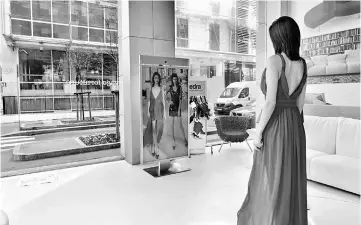  ??  ?? Memomi’s digital mirrors allow shoppers to easily compare outfits. The technology is being used by retailers like Neiman Marcus and Sephora.