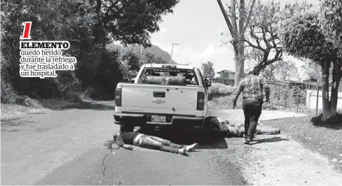  ?? FOTO: EL UNIVERSAL ?? > Junto a una de las unidades en la que viajaban quedaron sin vida varios agentes policiacos.