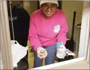  ?? MEDIANEWS GROUP FILE PHOTO ?? During the height of the pandemic, Hettie Webb was among those at the Ricketts Community Center giving out free food to Pottstown children that was provided by the Archdioces­e of Philadelph­ia.