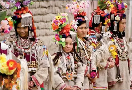  ??  ?? Members of the Ladakhi tribe, Brokpa.