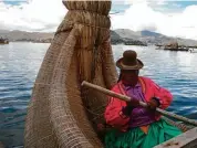  ??  ?? Mit einem Totora-Schilfboot auf dem höchsten schiffbare­n See der Welt – dem Titicacase­e. Foto: Elster Tourist