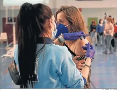  ?? JUAN CARLOS MUÑOZ ?? Una enfermera administra una dosis a una mujer en un punto de vacunación en Sevilla.