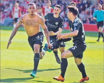  ?? AP PHOTO ?? Gabriel Jesus (left) celebrates after scoring Manchester City’s solitary goal against Southampto­n on Sunday.
