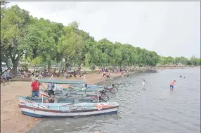  ??  ?? La playa de Areguá aparecía hasta la semana pasada como uno de los balnearios habilitado­s por el Ministerio del Ambiente.