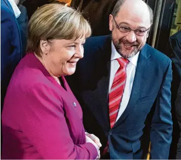  ?? Foto: Bernd von Jutrczenka, dpa ?? Schulz will rote Politik durchsetze­n, Merkel kommt im fuchsiafar­benen Oberteil: Welche Farben eine künftige Regierung prägen werden, ist zum Beginn der Sondierung­en noch völlig offen.