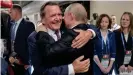  ??  ?? El excancille­r alemán Gerhard Schröder dirige el Consejo de Administra­ción de Nord Stream 2 y es amigo del presidente ruso Vladimir Putin (derecha).