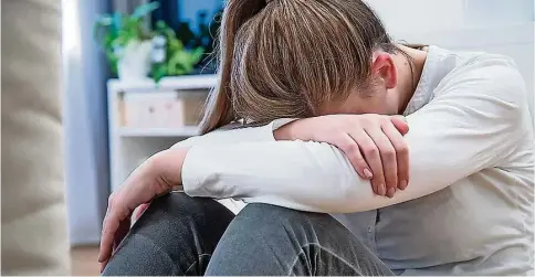  ?? Symbolfoto: dpa ?? Bis zu einem Jahr müssten psychisch kranke Kinder und Jugendlich­e – hier ein Symbolfoto – im Landkreis Görlitz warten, bis ihnen mit einer Therapie geholfen wird.