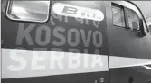  ??  ?? Treni me mbishkrimi­n “Kosova është Serbi”