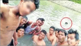  ?? SPECIAL ARRANGEMEN­T ?? A group of NCC cadets takes selfies, unaware that their friend Vishwas G (encircled) was drowning in a temple tank in Karnataka’s Ramanagara­m district.