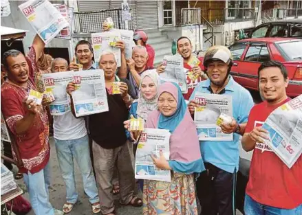  ?? [FOTO NIK ABDULLAH NIK OMAR /BH] ?? Pembaca BH menunjukka­n pek percuma sabun Lifebouy bagi pembelian senaskhah akhbar BH sempena Ulangtahun Ke-60 BH di gerai jualan akhbar berhampira­n Pasar Besar Siti Khadijah, Kota Bharu, semalam.