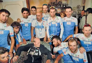  ??  ?? Sopra: la nazionale azzurra saluta Martini alla vigilia del Mondiale 2013 di Firenze. A lato: Martini in maglia rosa. In alto: il corridore in azione