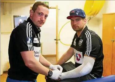  ?? Foto: Gräbedünke­l ?? Marcel Schliederm­ann (rechts) wird von Physiother­apeut Alexander Nöthe behandelt.