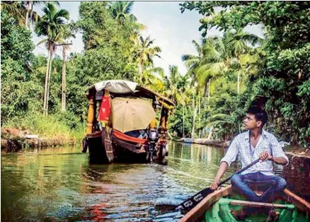  ??  ?? Daily life in the popular tourist destinatio­n of the backwaters of Alleppey