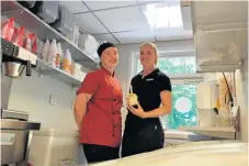  ?? Bild: Elin Johansson ?? Skräcklest­ugan serverar mycket glass. Jenny Engblom och Nike Prins är kafébiträd­en där.