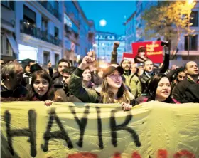  ??  ?? Cientos de personas partidaria­s del “no” en el referendo se manifestab­an ayer para que las autoridade­s electorale­s cambiaran su decisión.