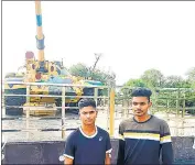  ?? RAHUL SINGH / HT PHOTO ?? Army aspirants stand in front of a T-55 tank installed outside Bapora village in Haryana’s Bhiwani district.