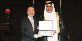  ??  ?? French Ambassador to Kuwait Christian Nakhla presents the certificat­e to Sheikh Mubarak Abdullah Al-Mubarak Al-Sabah.