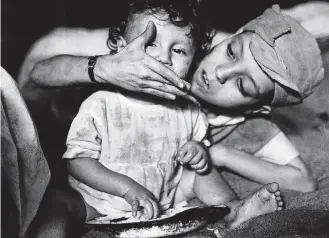 ?? GORDON PARKS/IMS ?? No Rio. Flávio e seus irmãos, moradores na favela da Catacumba, fotografad­os por Gordon Parks (1961)