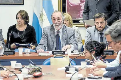  ?? Prensa hcdn ?? Tonelli y Mestre presidiero­n el plenario de comisiones, ayer, en Diputados