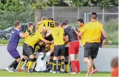  ?? Foto: Eberle ?? Jubel II. Nach dem Siegtreffe­r von Niklas Kratzer kannte der Jubel bei den Spielern des TSV Gersthofen keine Grenzen mehr.