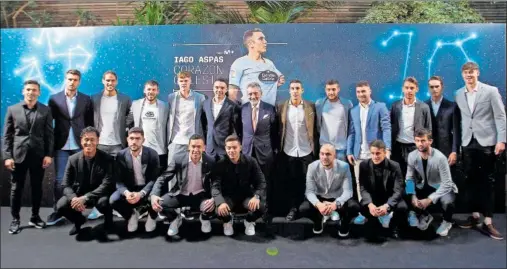  ?? ?? Iago Aspas posa con el presidente del Celta, Carlos Mouriño, y los futbolista­s celestes que estuvieron en el preestreno del documental.