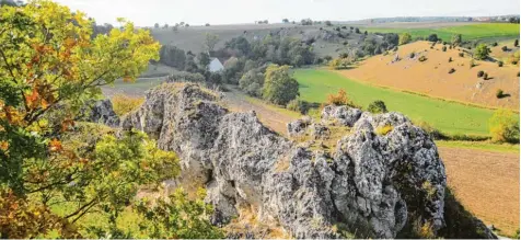  ?? Fotos: Helmut Herreiner ?? Das Ferienland Donau Ries hat einen neuen Wanderweg konzipiert mit dem Namen „Hügelwande­rung im Kesseltal“– und der Name ist Programm. Auf dem Bild ist der ehe malige Steinbruch von Fronhofen mit Blick auf die Hohenburge­r Mühle zu sehen.