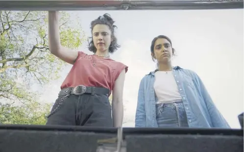  ?? WORKING TITLE/FOCUS FEATURES ?? Margaret Qualley as Jamie and Geraldine Viswanatha­n as Marian in Drive-away Dolls