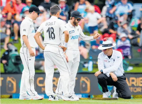  ?? Photo / Photosport ?? Umpire Chris Brown, far right, with Black Caps Matt Henry, Trent Boult and Kane Williamson.