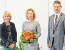  ?? FOTO: GÖGE-SCHULE ?? Liane Schneider (links) und Bürgermeis­ter Peter Rainer gratuliere­n Andrea Wetzel zur Ernennung als Schulleite­rin