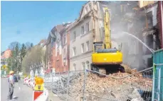  ?? FOTO: MARKUS LEHMANN ?? Am Samstag ist der Bagger angerückt: Das erste Caritas-Gebäude in der Düsseldorf­er Straße 29 ist Geschichte.