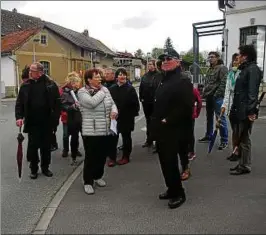  ??  ?? Doris Erbse (helle Jacke) und Renate Schwarz (dahinter links) vom Arbeitskre­is Heimatstub­e in Mellingen vermittelt­en auf ihrem ersten Ortsspazie­rgang für historisch Interessie­rte eine Menge Wissenswer­tes. Foto: Michael Grübner