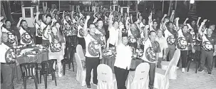  ??  ?? SEDIA GEMPUR: Wong bersama ahli UPP Bumiputera Bawang Assan melaungkan slogan ‘Hidup UPP’ di Sibu malam kelmarin.
