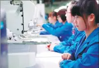  ?? PROVIDED TO CHINA DAILY ?? Expert tailors at Qingdao Kutesmart factory verify custom specificat­ions received through online channels.