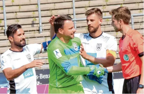  ?? Foto: Ralf Grimminger ?? Holger Betz (Mitte) wird dem SSV Ulm 1846 Fußball als Torwarttra­iner erhalten bleiben. Hier verabschie­det er sich von Schiedsric­hter Justus Zorn. Seine Mitspieler Alper Bagceci (links) und David Braig wollen auch noch Servus sagen.