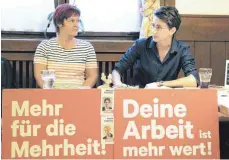  ?? FOTO: JULIA BAUMANN ?? Susanne Ferschl und Michael Schlotter stellen sich im Gasthof Köchlin den wenigen Lindauern vor, die gekommen sind.